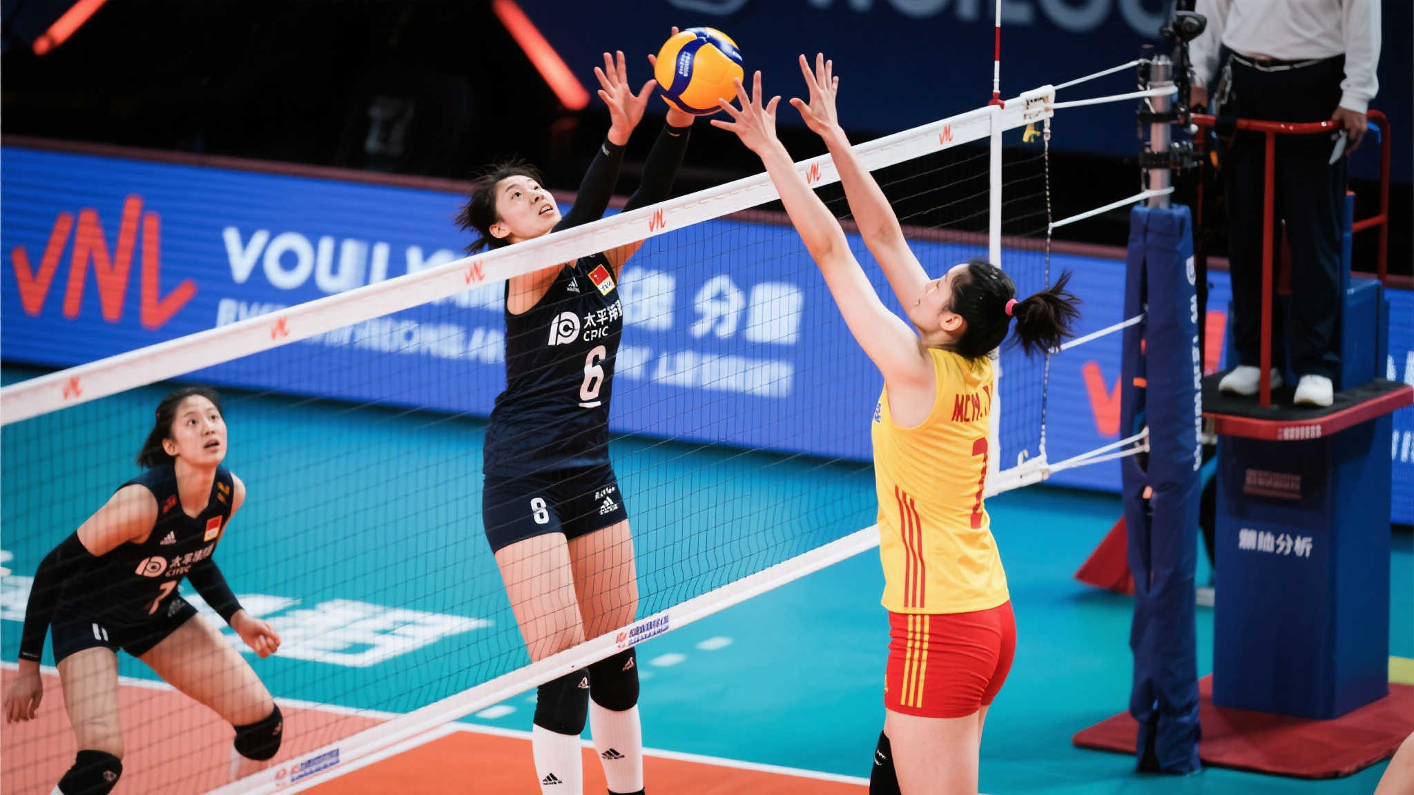 通过精细分析，可以发现她在这场比赛中几次成功拦网，